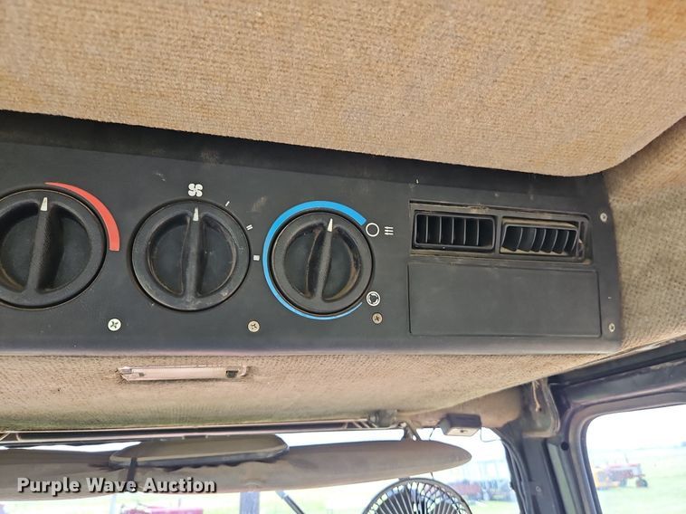 image for item LL9260 1990 Case IH 685  tractor