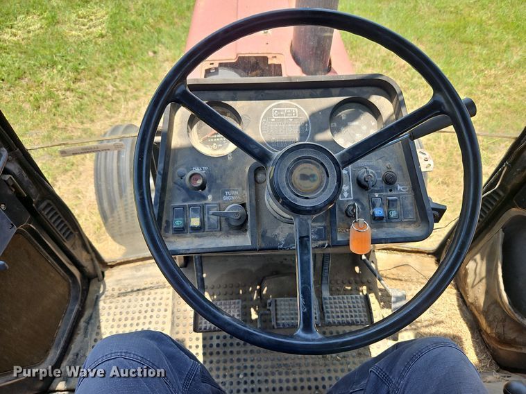 image for item LL9260 1990 Case IH 685  tractor
