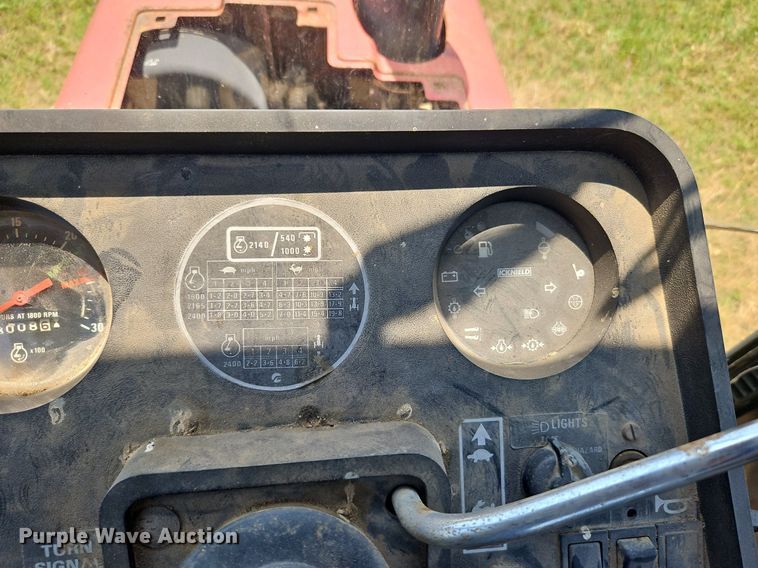 image for item LL9260 1990 Case IH 685  tractor