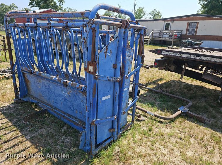 image for item LW9758 Priefert  livestock squeeze chute