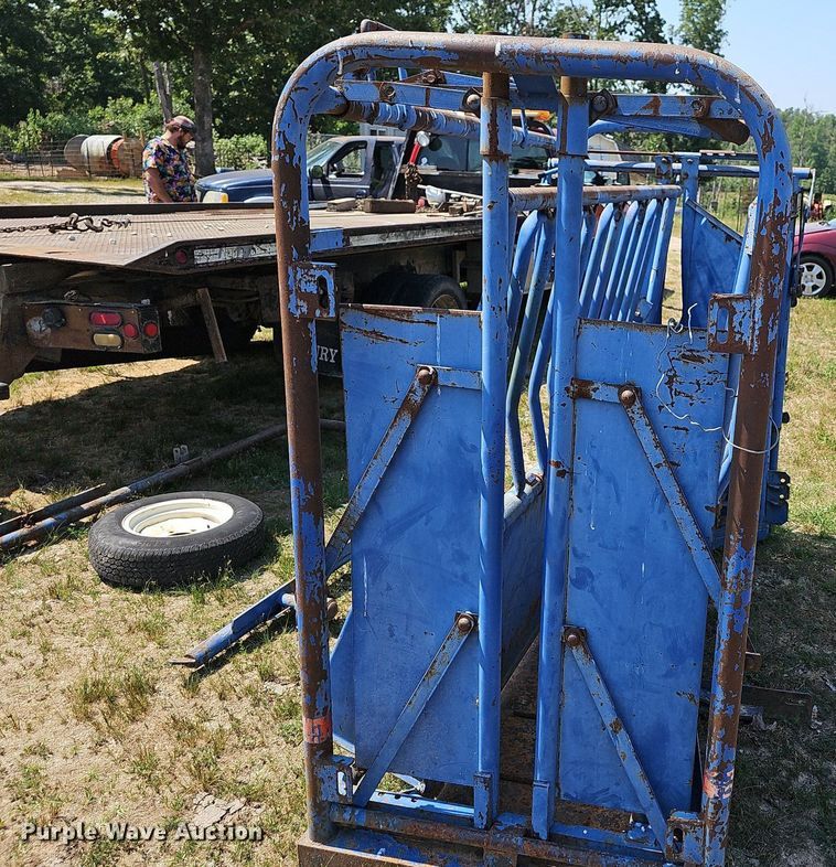 image for item LW9758 Priefert  livestock squeeze chute