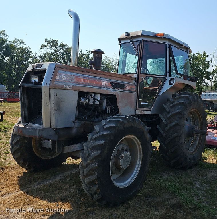 image for item LW9774 1983 White 2-135 Series 3 Field Boss  MFWD tractor