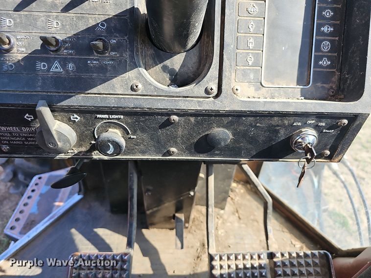 image for item LW9774 1983 White 2-135 Series 3 Field Boss  MFWD tractor