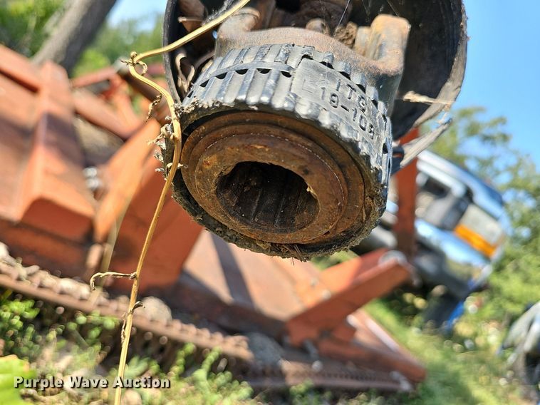 image for item LW9775 (2) pieces of ag equipment