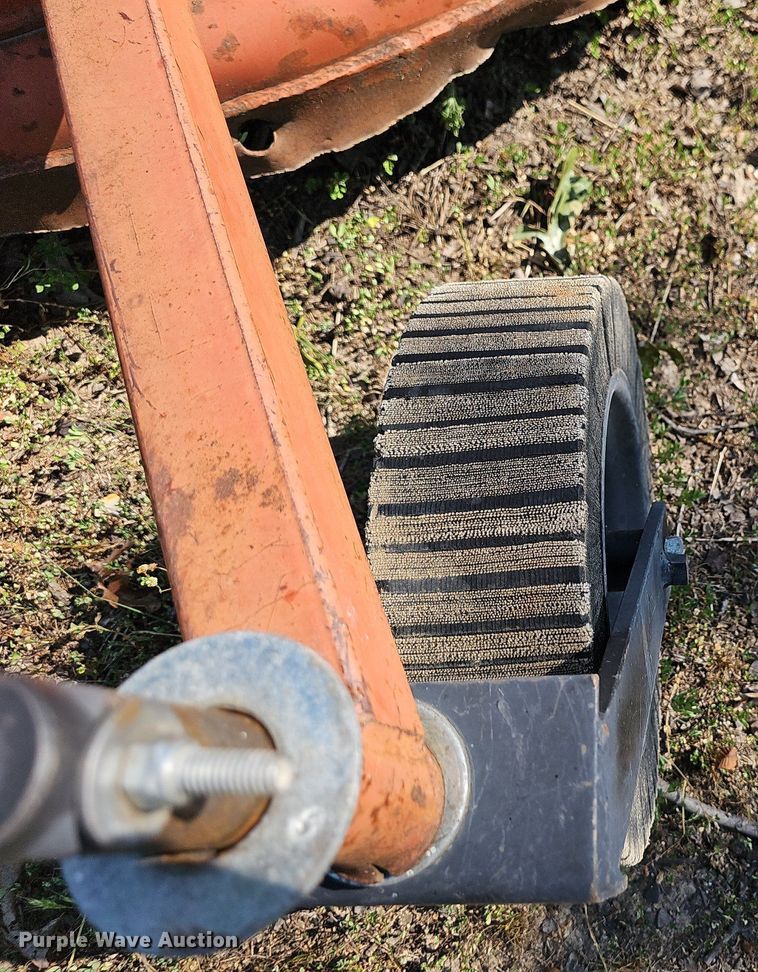 image for item LW9775 (2) pieces of ag equipment