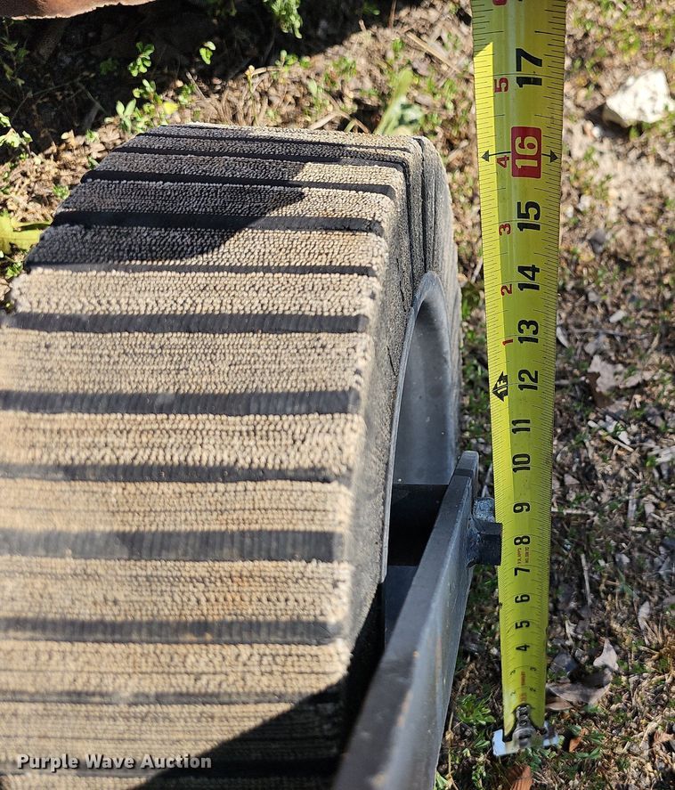 image for item LW9775 (2) pieces of ag equipment