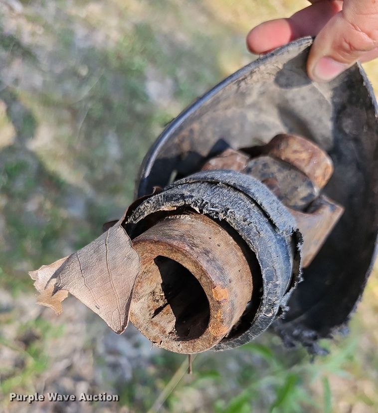 image for item LW9775 (2) pieces of ag equipment