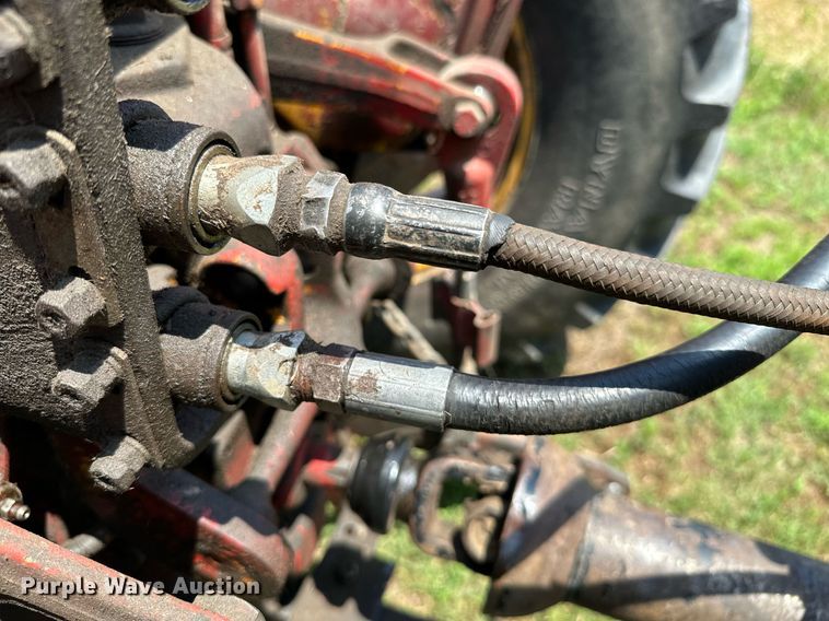 image for item MB9624 1998 New Holland 654  round baler