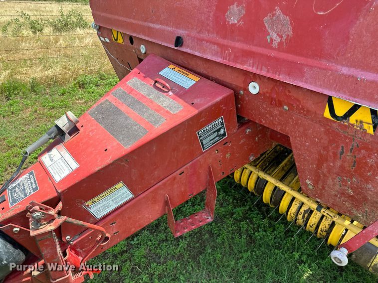 image for item MB9624 1998 New Holland 654  round baler