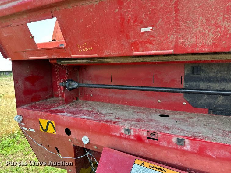 image for item MB9624 1998 New Holland 654  round baler