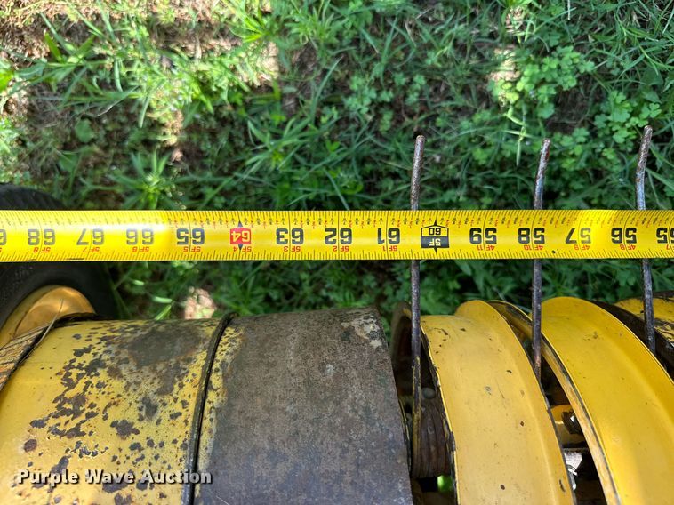 image for item MB9624 1998 New Holland 654  round baler