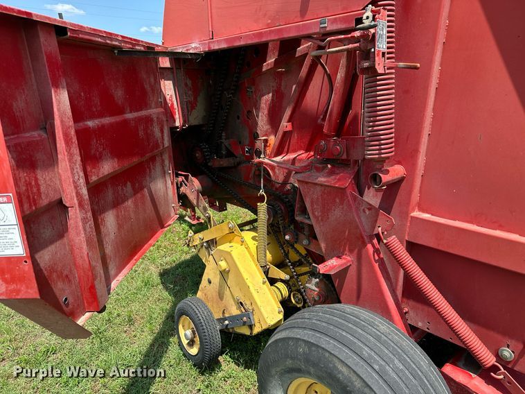 image for item MB9624 1998 New Holland 654  round baler