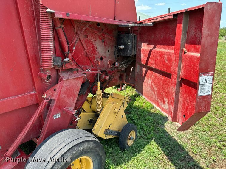 image for item MB9624 1998 New Holland 654  round baler