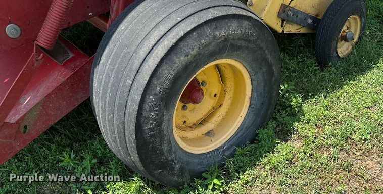 image for item MB9624 1998 New Holland 654  round baler