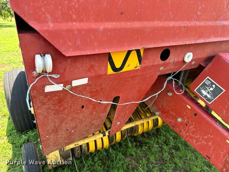 image for item MB9624 1998 New Holland 654  round baler