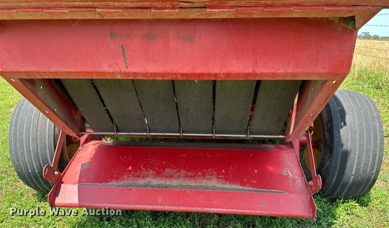 image for item MB9624 1998 New Holland 654  round baler