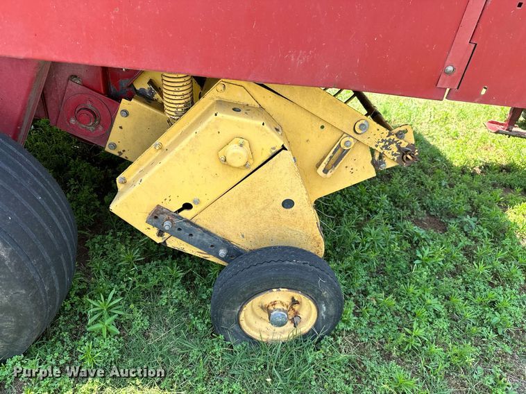 image for item MB9624 1998 New Holland 654  round baler