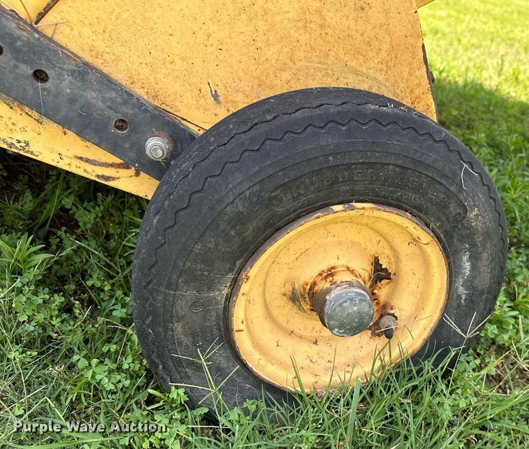 image for item MB9624 1998 New Holland 654  round baler