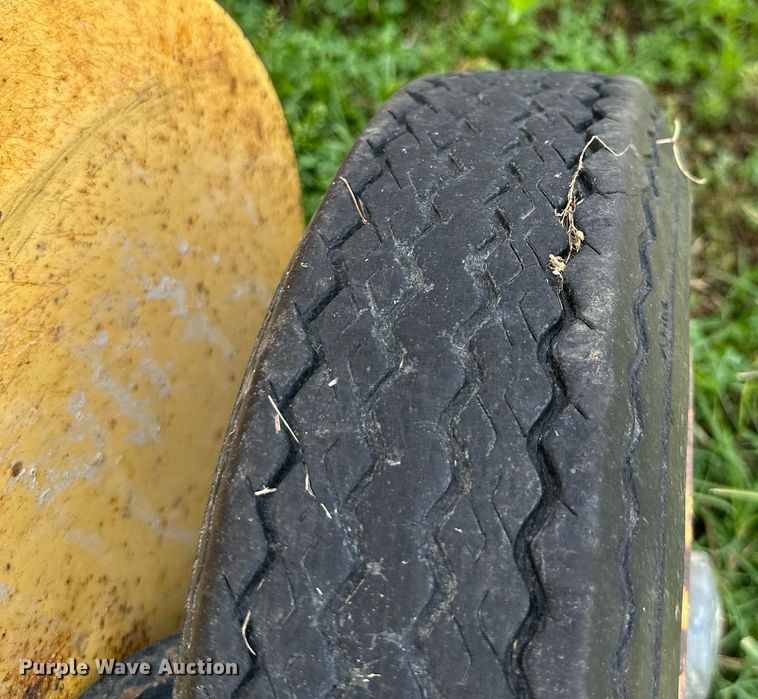 image for item MB9624 1998 New Holland 654  round baler