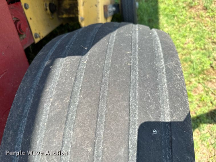 image for item MB9624 1998 New Holland 654  round baler