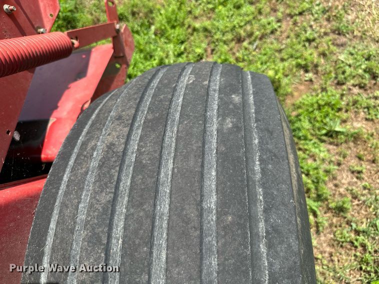 image for item MB9624 1998 New Holland 654  round baler