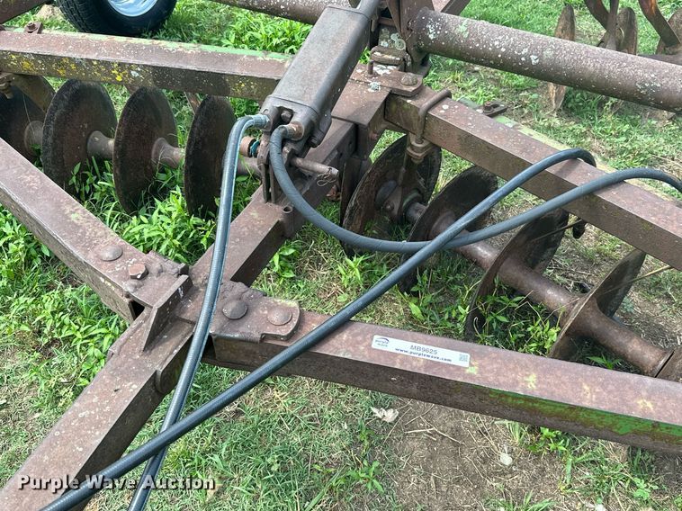 image for item MB9625 John Deere  tandem disk