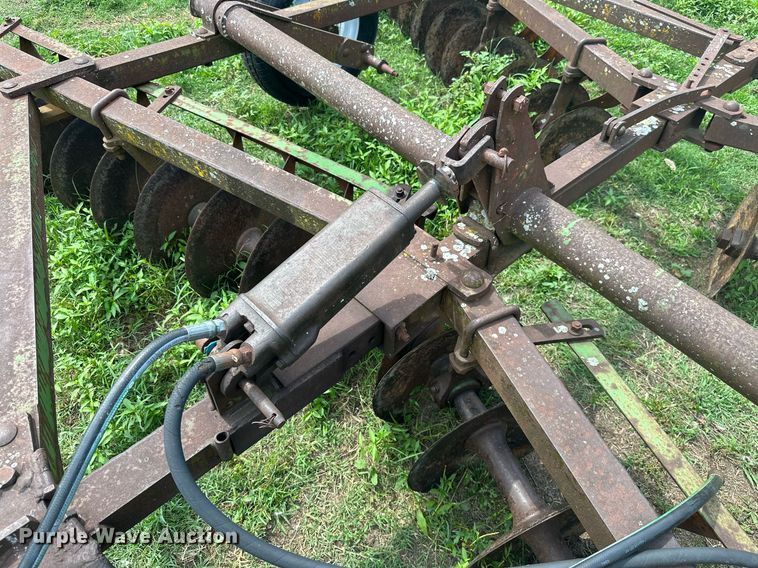 image for item MB9625 John Deere  tandem disk