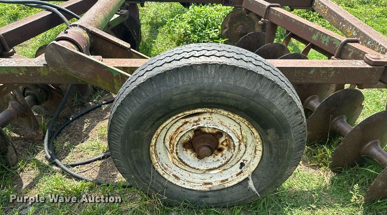 image for item MB9625 John Deere  tandem disk