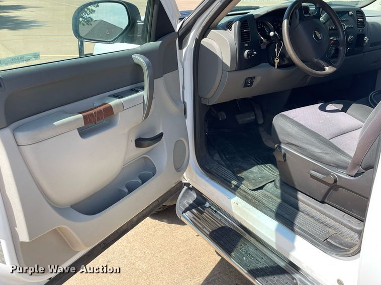 image for item ME9934 2013 Chevrolet Silverado 2500HD  bale bed pickup truck