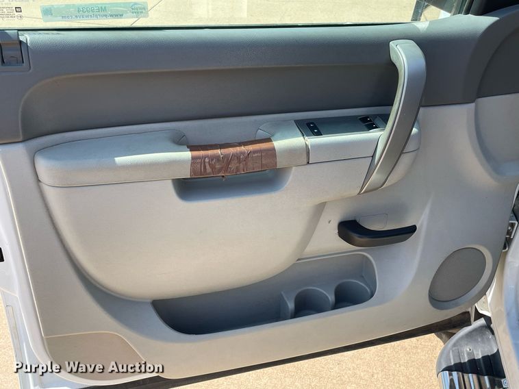 image for item ME9934 2013 Chevrolet Silverado 2500HD  bale bed pickup truck