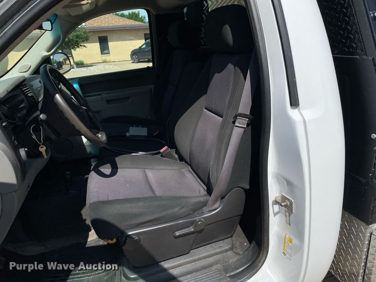 image for item ME9934 2013 Chevrolet Silverado 2500HD  bale bed pickup truck