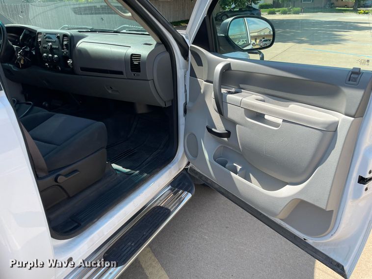 image for item ME9934 2013 Chevrolet Silverado 2500HD  bale bed pickup truck