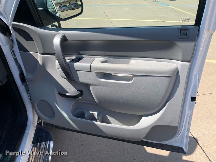 image for item ME9934 2013 Chevrolet Silverado 2500HD  bale bed pickup truck