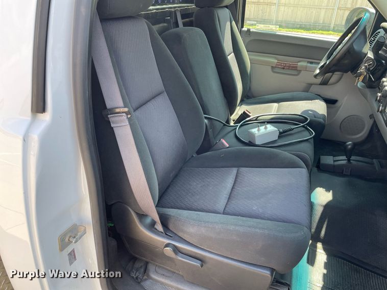 image for item ME9934 2013 Chevrolet Silverado 2500HD  bale bed pickup truck