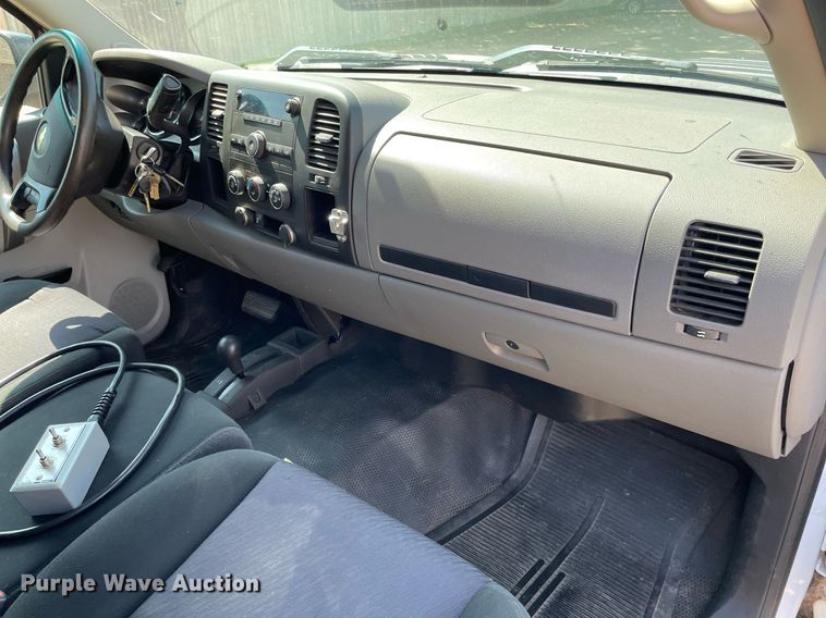 image for item ME9934 2013 Chevrolet Silverado 2500HD  bale bed pickup truck