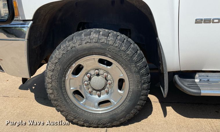 image for item ME9934 2013 Chevrolet Silverado 2500HD  bale bed pickup truck