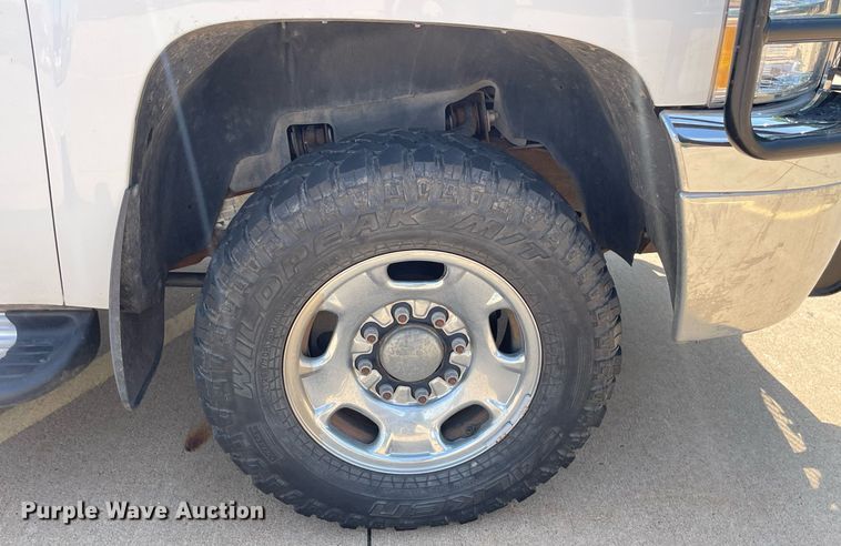 image for item ME9934 2013 Chevrolet Silverado 2500HD  bale bed pickup truck