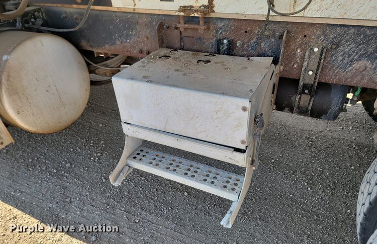 image for item ML9473 1989 Freightliner FLD  fertilizer delivery truck