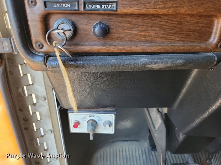 image for item ML9473 1989 Freightliner FLD  fertilizer delivery truck