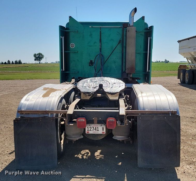 image for item ML9474 1995 Freightliner FLD120  semi truck