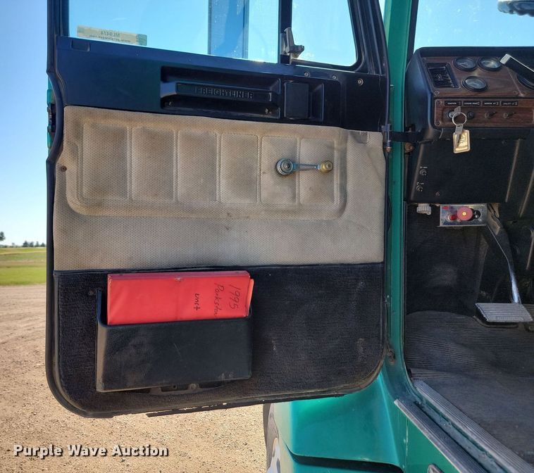 image for item ML9474 1995 Freightliner FLD120  semi truck