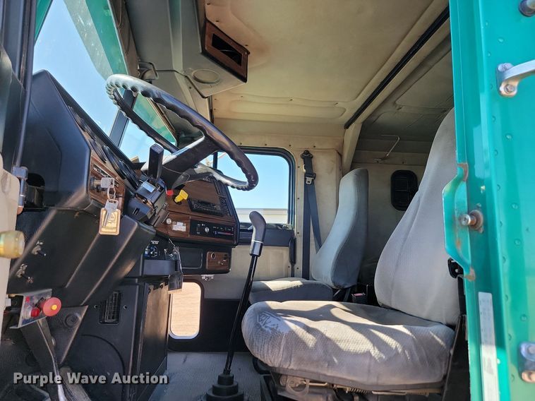 image for item ML9474 1995 Freightliner FLD120  semi truck