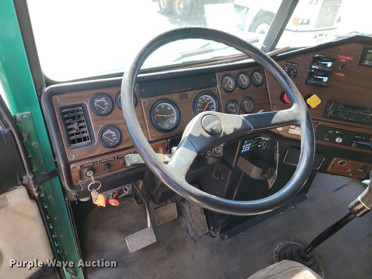 image for item ML9474 1995 Freightliner FLD120  semi truck