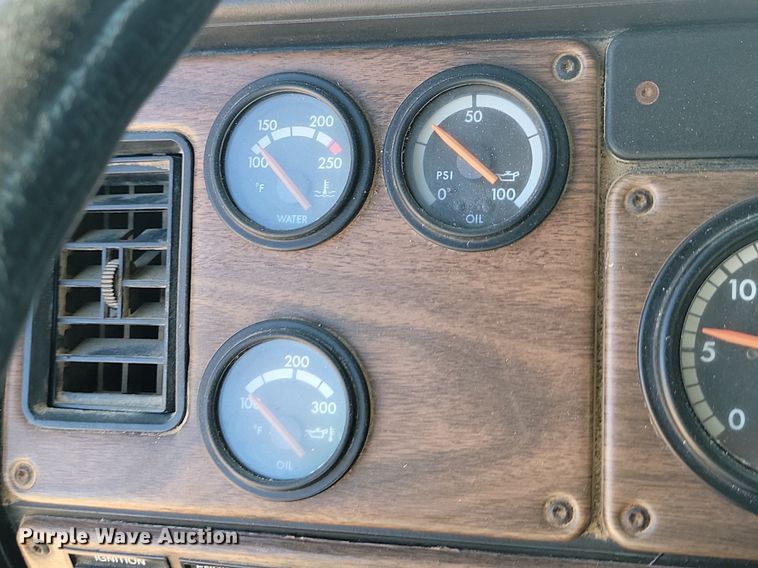 image for item ML9474 1995 Freightliner FLD120  semi truck