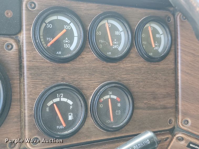 image for item ML9474 1995 Freightliner FLD120  semi truck