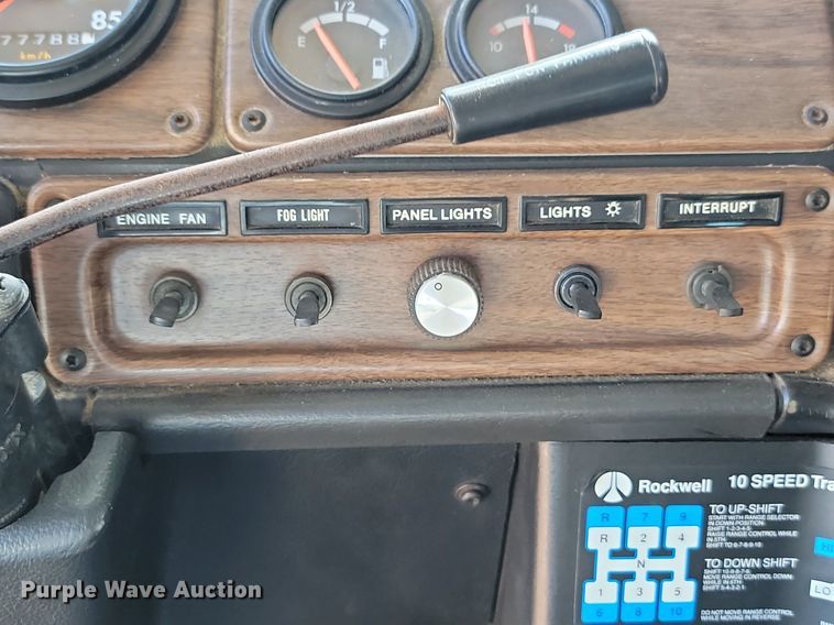 image for item ML9474 1995 Freightliner FLD120  semi truck