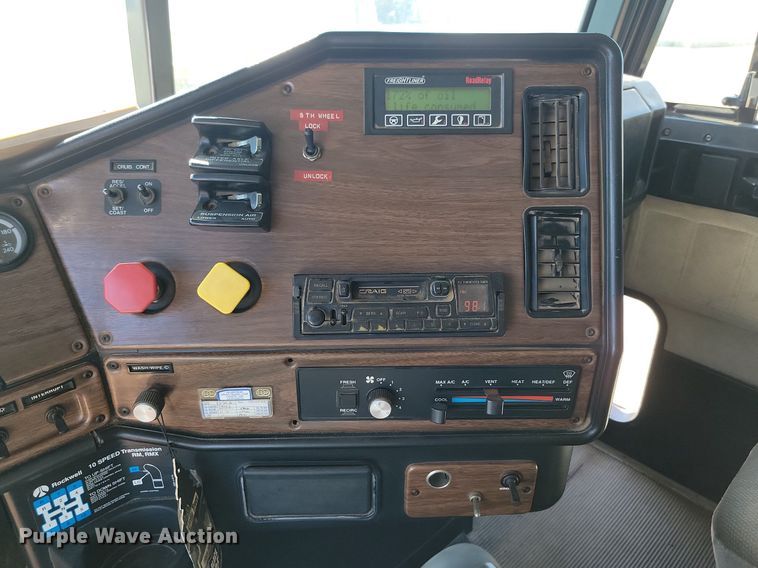 image for item ML9474 1995 Freightliner FLD120  semi truck