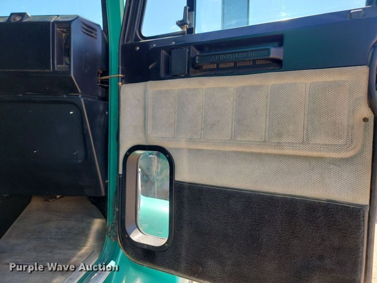 image for item ML9474 1995 Freightliner FLD120  semi truck