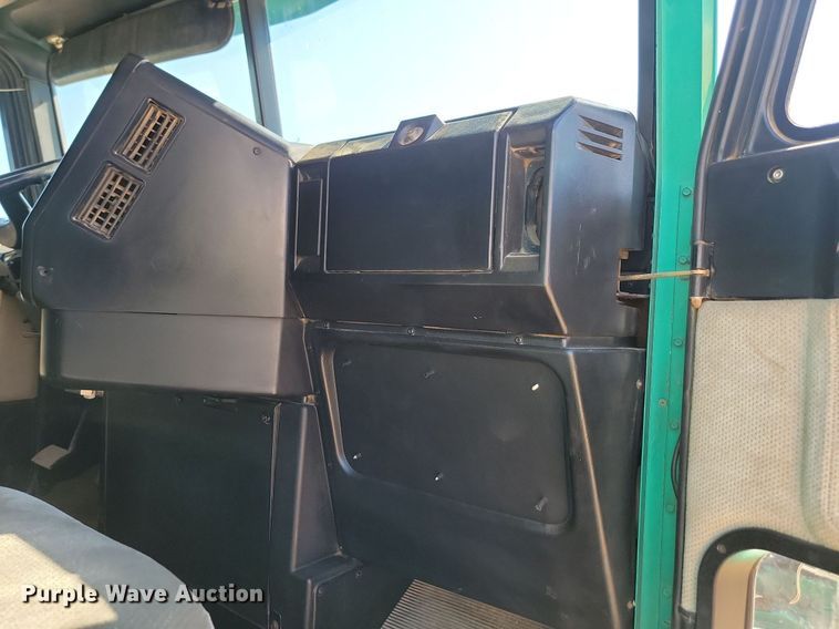 image for item ML9474 1995 Freightliner FLD120  semi truck