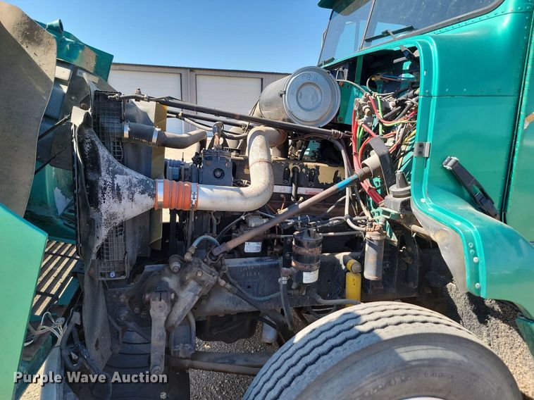 image for item ML9474 1995 Freightliner FLD120  semi truck